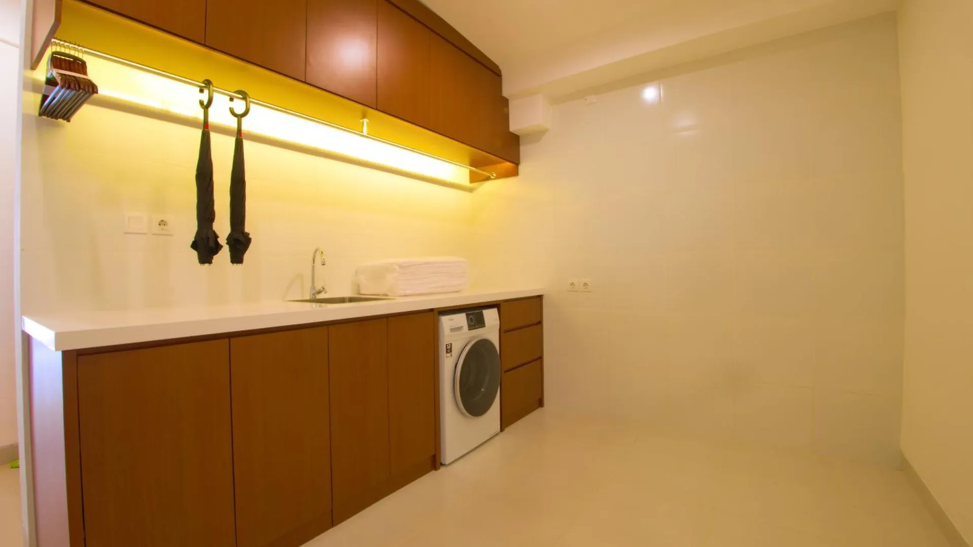Near Beach Villa Семиньяк 0*,  Индонезия